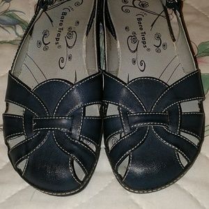 Bear Trap size 8 blue sandals